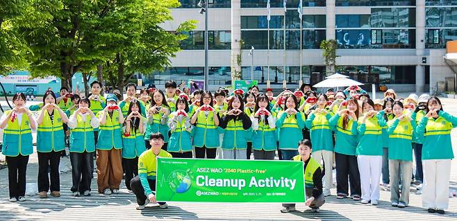 하나님의 교회 직장인청년봉사단 ASEZ WAO(아세즈와오)가 기후변화에 대응하기 위해 경기도청 북부청사 경기평화광장 일대에서 ‘2040 플라스틱 프리’ 캠페인 일환 정화활동을 전개했다.