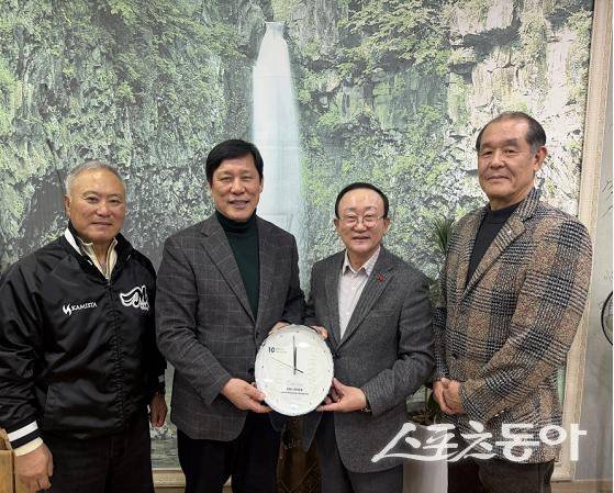 김인식 연천 미라클 감독, 허구연 KBO 총재, 김덕현 연천군수, 박철순 일구회 대외협력부회장(왼쪽부터)이 24일 연천군청을 방문해 기념 촬영하고 있다. 사진제공|일구회