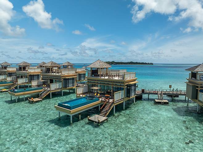 본섬에서 약 1㎞ 떨어진 바다 위에 독립적으로 조성된 앙사나 벨라바루 인 오션 풀빌라. 사진=제공|팜투어