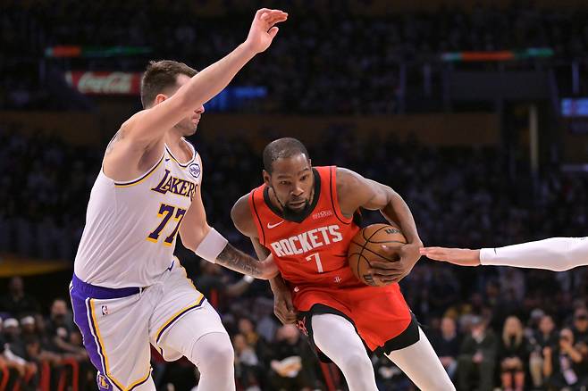 케빈 듀란트(오른쪽)가 26일 미국 캘리포니아주 로스앤젤레스의 크립토닷컴 아레나에서 열린 LA 레이커스와 2025~2026 미국프로농구 정규리그 원정 경기에서 루카 돈치치를 상대로 돌파를 시도하고 있다.  로스앤젤레스 | AP연합뉴스