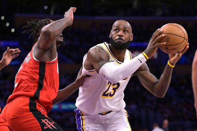 르브론 제임스(오른쪽)가 26일 미국 캘리포니아주 로스앤젤레스의 크립토닷컴 아레나에서 열린 휴스턴 로키츠와 2025~2026 미국프로농구 정규리그 홈경기에서 슛기회를 엿보고 있다.  로스앤젤레스 | AP연합뉴스