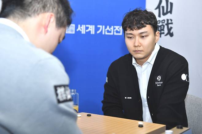박정환 9단이 26일 서울 성동구 마장로 한국기원 내 바둑TV 스튜디오에서 열린 제1회 신한은행 세계기선전 16강 첫날 오후 대국에서 중국의 양카이원 9단과 대국하고 있다.    한국기원 제공