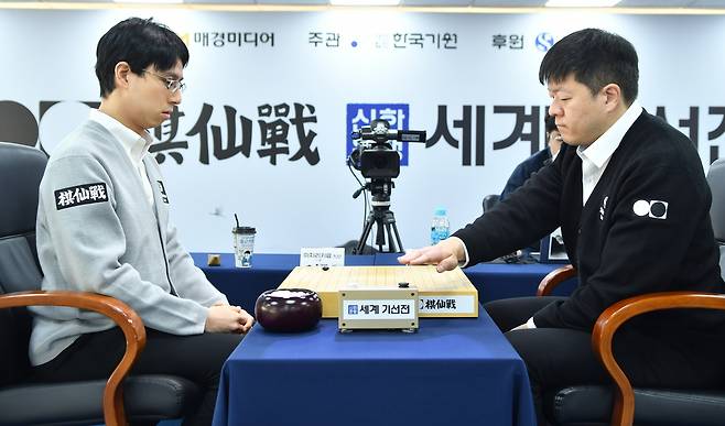 윤준상 9단(오른쪽)이 26일 서울 성동구 마장로 한국기원에서 열린 제1회 신한은행 세계기선전 16강 첫날 오전 대국에서 이치리키 료 9단과 대국하고 있다.   한국기원 제공