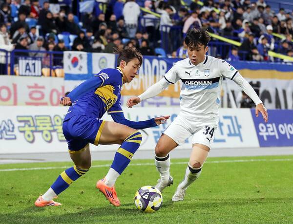 충남아산FC, 박시후와 프로 계약 체결.(사진제공=충남아산FC)