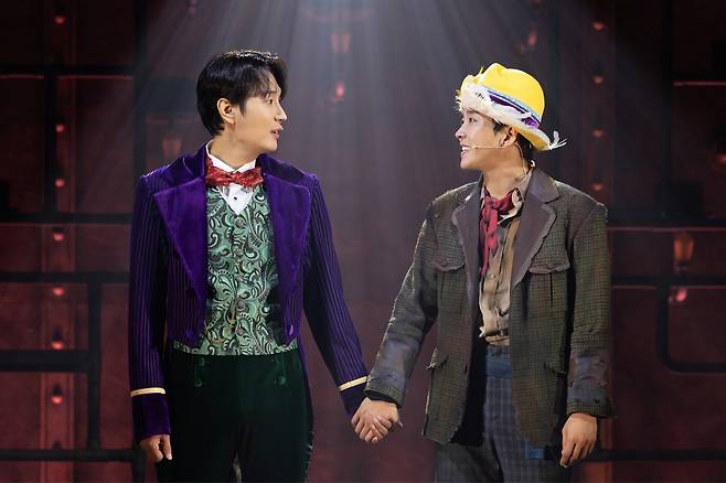 뮤지컬 <매드 해터: 미친 모자장수 이야기>는 각자의 이야기가 담긴 아름다운 모자들과 수은 중독을 일으키는 공장에서 대량생산되는 실크햇으로 노동자들의 고통을 은유한다. 홍컴퍼니 제공