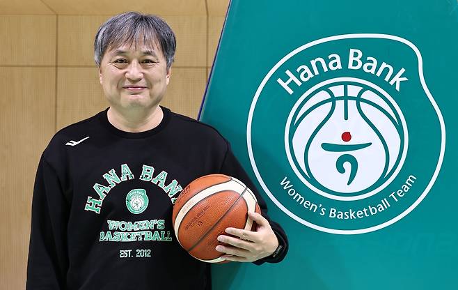 인터뷰 전 포즈 취하는 이상범 감독 (인천=연합뉴스) 김인철 기자 = 여자프로농구 부천 하나은행의 이상범 감독이 인천 서구 하나은행 여자농구단 연습체육관에서 연합뉴스와 인터뷰를 하기 전 포즈를 취하고 있다. 2025.12.26
    yatoya@yna.co.kr