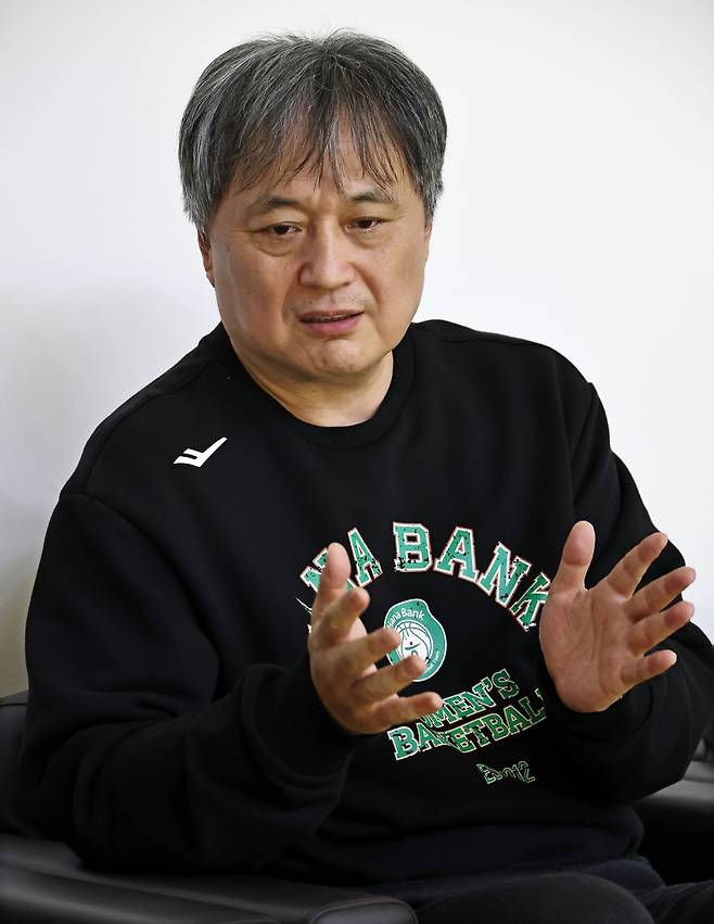 인터뷰하는 이상범 감독 (인천=연합뉴스) 김인철 기자 = 여자프로농구 부천 하나은행의 이상범 감독이 인천 서구 하나은행 여자농구단 연습체육관에서 연합뉴스와 인터뷰를 하고 있다. 2025.12.26
    yatoya@yna.co.kr