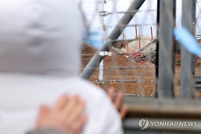 로컬라이저 바라보는 유가족 (무안=연합뉴스) 김혜인 기자 = 12·29 제주항공 여객기 참사 1주기를 닷새 앞둔 지난 24일 무안국제공항 참사 현장 인근에서 유가족들이 무너진 로컬라이저(방위각시설)를 바라보고 있다. 2025.12.26 in@yna.co.kr