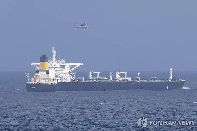 미군과 해안경비대에 나포된 파나마 국적 유조선 센츄리스 [로이터 연합뉴스 자료사진 재판매 및 DB금지]