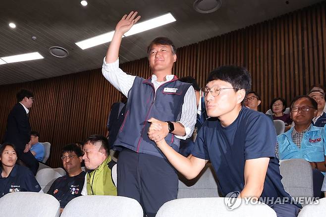 노조법 개정안 입법 환영하는 노동계 (서울=연합뉴스) 김주성 기자 = 24일 국회 본회의에서 '노동조합 및 노동관계조정법 일부개정법률안(노란봉투법)'이 통과되자 민주노총 양경수 위원장과 유최안 거제통영고성 조선하청지회 조합원(오른쪽)이 기뻐하고 있다. 2025.8.24 utzza@yna.co.kr