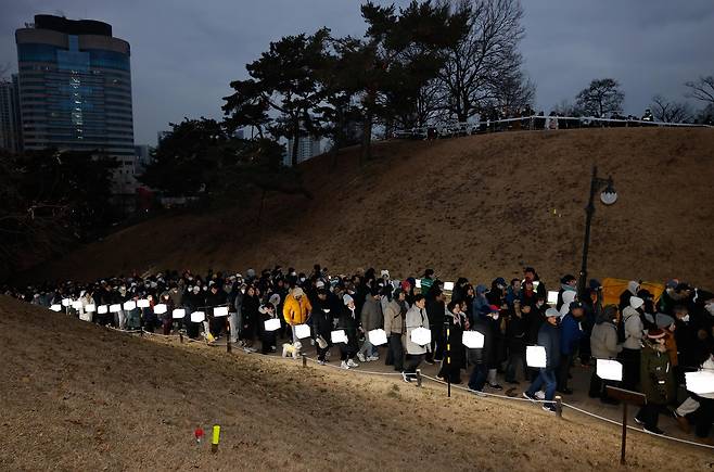 2025년 1월 1일 몽촌토성 해맞이 행렬 [송파구 제공. 재판매 및 DB 금지]