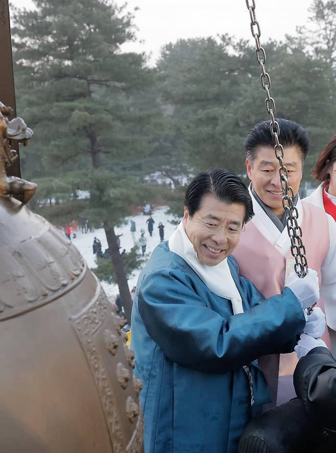 2024년 타종하는 서강석 구청장 [송파구 제공. 재판매 및 DB 금지]