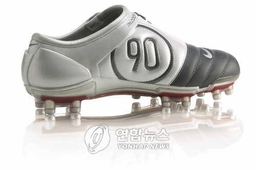 2004년 판매된 나이키 '토탈 90' 시리즈 축구화 [연합뉴스 자료 사진]