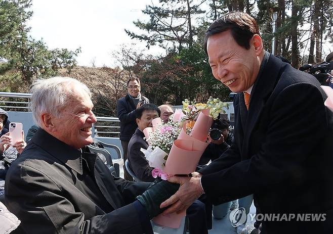 메러디스 빅토리호 승선원 벌리 스미스 (거제=연합뉴스) 이준영 기자 = 18일 오전 경남 거제시 거제포로수용소유적공원에서 열린 '6·25 전쟁 흥남철수작전 메러디스 빅토리호 마지막 생존 승선원 벌리 스미스 환영식'에서 '김치1'으로 불린 손양영(74) 씨가 스미스 씨에게 꽃다발을 전달하고 있다. 2025.3.18 ljy@yna.co.kr