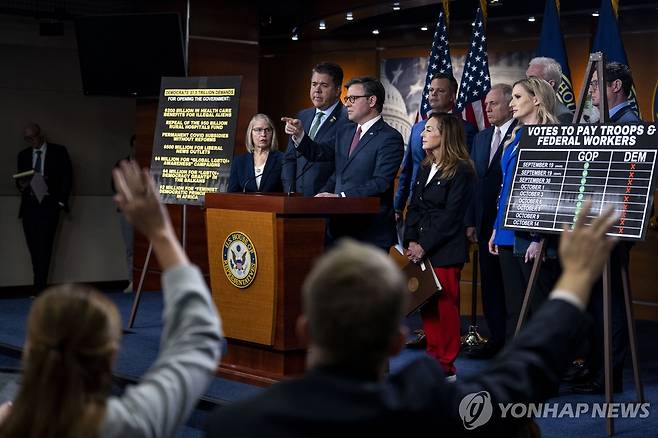 미국 연방정부 셧다운 중인 지난 10월 15일(현지시간) 의회에서 기자회견하는 마이크 존슨 하원의장과 공화당 의원들  [UPI 연합뉴스 자료사진. 재배포 및 DB 금지]