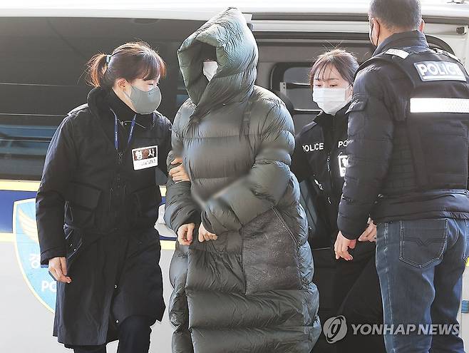 영장실질심사 출석하는 황하나 (안양=연합뉴스) 홍기원 기자 = 마약 혐의로 수사선상에 오른 상태에서 해외로 도피했다가 체포된 남양유업 창업주 외손녀 황하나 씨가 26일 경기도 안양시 수원지방법원 안양지원에서 열린 구속 전 피의자 심문(영장실질심사)에 출석하고 있다. 2025.12.26 xanadu@yna.co.kr