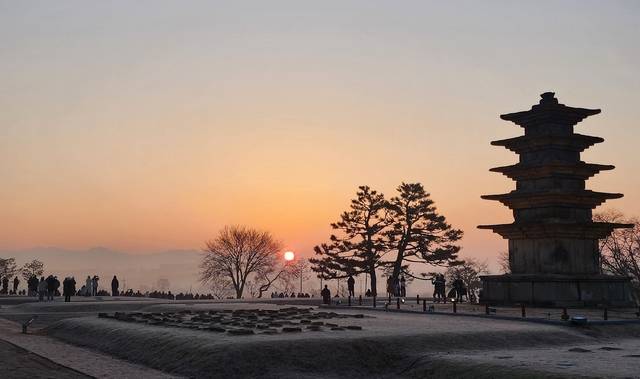 지난해 새해 익산 백제왕궁(왕궁리 유적) 왕궁리오층석탑 뒤로 해가 떠오르고 있다. 전북일보 DB(익산=송승욱 기자)