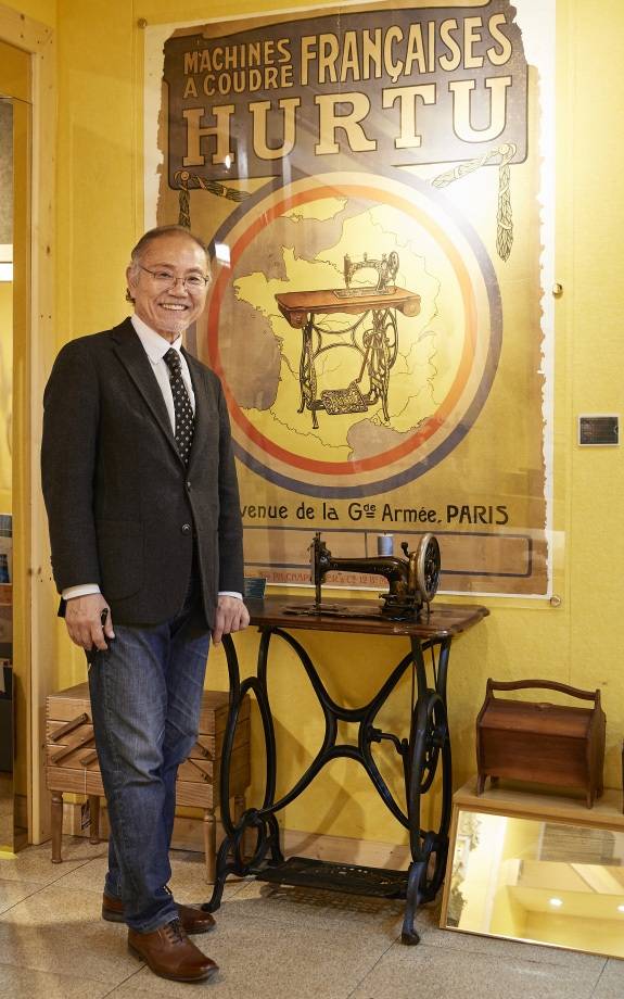 이승일 진주 리조세계재봉틀박물관장.