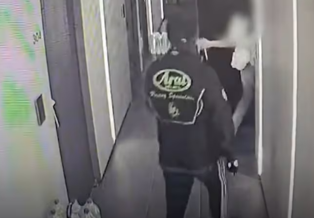 배달 기사로 위장한 이모 씨 피해 여성을 뒤따르는 모습. MBC