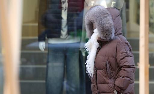 추위가 찾아온 지난 26일 대구 중구 동성로에서 시민들이 두꺼운 옷을 입고 이동하고 있다. /연합뉴스