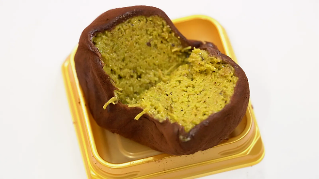 대구의 한 디저트카페에서 판매하는 두바이 쫀득 쿠키.  속은 피스타치오 페이스트와 중동식 얇은 면인 카다이프를 넣어 바삭하고, 겉은 마시멜로를 활용해 쫀득쫀득한 것이 특징이다. 이나영기자 2nayoung@yeongnam.com