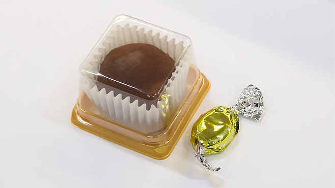 두바이 쫀득쿠키의 인기와 별개로 높은 가격을 둘러싼 논란도 이어지고 있다. 대구에서 판매하는 두바이쫀득쿠키와 일반적인 사탕 크기를 비교한 사진. 이나영기자 2nayoung@yeongnam.com