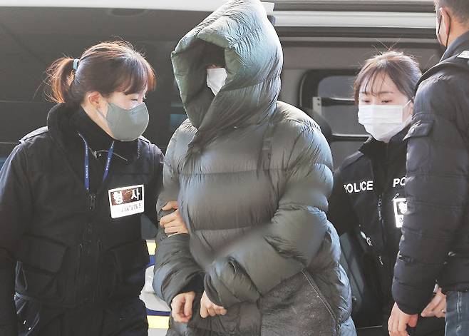 마약 혐의로 경찰 수사 대상에 오른 상황에서 해외로 도피했다가 체포된 황하나 씨가 26일 경기 안양시 동안구 수원지방법원 안양지원에서 열린 구속 전 피의자 심문(영장실질심사)에 출석하고 있다 (사진=뉴스1)