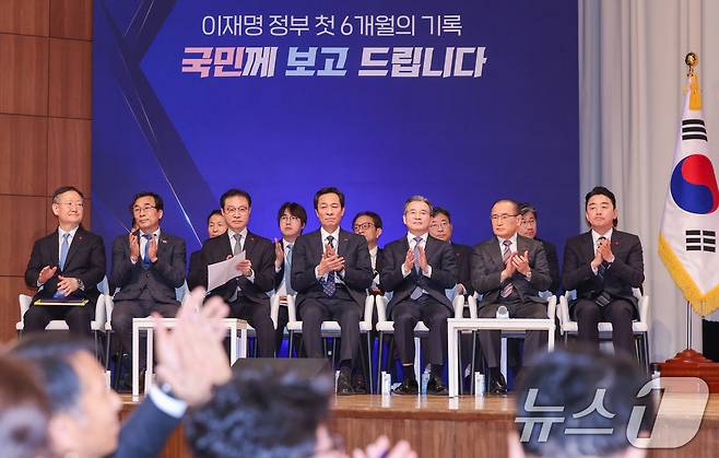 강훈식 대통령 비서실장이 7일 서울 용산 대통령실 청사에서 열린 '이재명 정부 출범 6개월 성과 간담회'에서 참석자들과 함께 박수 치고 있다. 오른쪽부터 강 비서실장, 위성락 국가안보실장, 김용범 정책실장, 우상호 정무수석. 이규연 홍보소통수석, 전성환 경청통합수석, 봉욱 민정수석. 2025.12.7/뉴스1 ⓒ News1 허경 기자