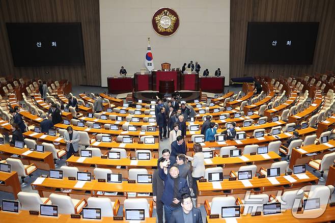 지난 24일 국회에서 열린 제430회국회(임시회) 제2차 본회의가 산회된 후 더불어민주당 의원들이 본회의장을 나서고 있다. 2025.12.24/뉴스1 ⓒ News1 신웅수 기자