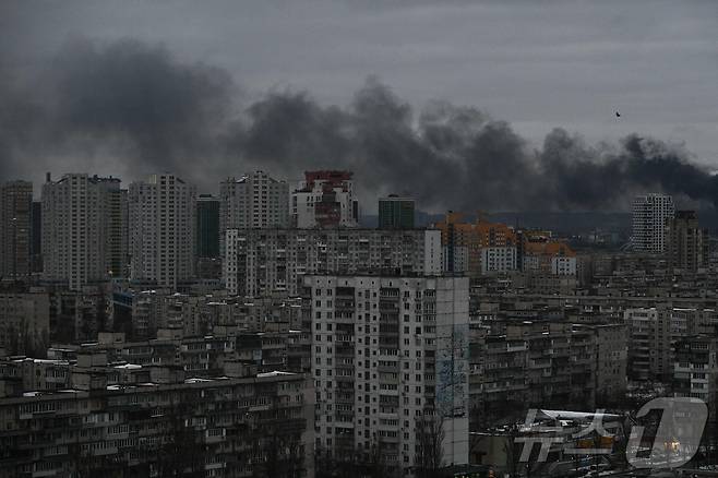 2025년 12월 27일, 러시아의 대규모 드론 및 미사일 공격이 발생한 우크라이나 키이우 시내 주거 단지 위로 검은 연기가 치솟고 있다. 이번 공습은 볼로디미르 젤렌스키 대통령과 도널드 트럼프 미국 대통령의 회담을 앞두고 발생했으며, 민간인 사망자와 대규모 정전 피해를 야기했다ⓒ AFP=뉴스1