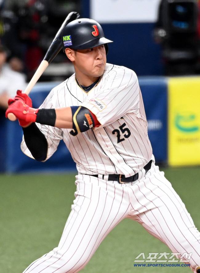 2023 월드베이스볼클래식(WBC) 일본대표팀과 한신의 경기가 6일 일본 오사카 교세라돔에서 열렸다. 2회초 일본대표팀 오카모토 가즈마가 타격을 하고 있다. 오사카=허상욱 기자wook@sportschosun.com/2023.03.06/