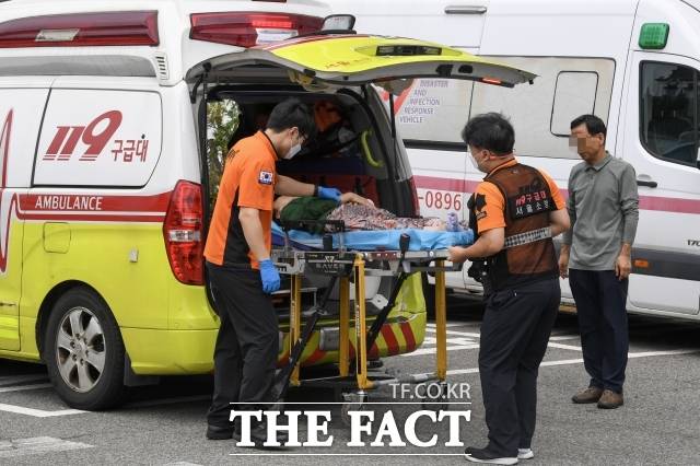 26일 의료계에 따르면 의대 증원에 반발해 지난해 초 환자를 떠나 집단사직했던 전공의들이 정부가 바뀐 후 특례를 받고 18개월만에 돌아왔다. 하지만 지역필수 의료 부족 문제와 응급실 뺑뺑이가 이어지고 있다. 이재명 정부는 지역과 필수의료 문제를 해결하겠다며 지역의사제, 비대면 진료 법안 등을 출범 6개월 안에 입법했다. 사진은 2024년 9월 15일 오전 서울의 한 대학병원 응급의료센터에서 구급대원이 환자를 이송하는 모습. /더팩트