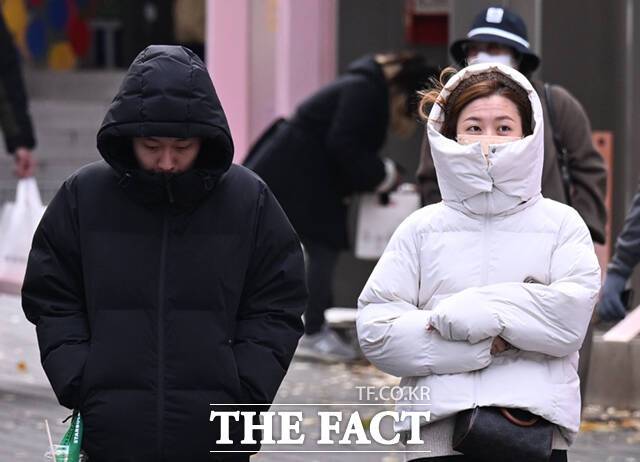 주말이자 토요일인 27일 전국 대부분 지역에서 추운 날씨가 이어질 전망이다. 아침 최저기온은 영하 15~영하 3도, 낮 최고기온 0도~8도의 분포를 보이겠다. /이새롬 기자