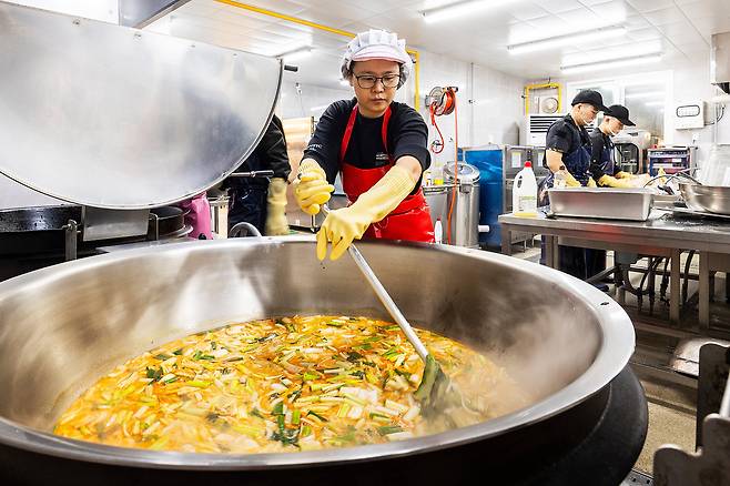 본지 조유미 기자가 300인분용 대형 국솥에 담긴 쇠고기육개장을 국자로 젓고 있다. 양이 많아 휘젓기만 해도 팔이 묵직하고 뻐근했다. /양수열 영상미디어 기자