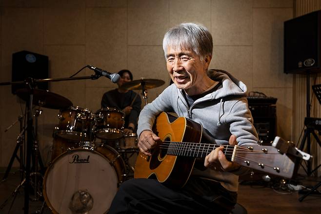 가장 힘들 때 노래가 있었다. 그는 특히 아끼는 노래로 칠순 당시 발표한 ‘동생아’(2019)를 꼽았다. “동생뻘 친구들에게 덤덤히 인생 이야기 털어놓듯 불렀어요. 제2의 ‘낭만에 대하여’가 될 거라고 생각했는데…. 괜찮습니다. 아직 미발표곡이 50곡쯤 되거든요.” /양수열 영상미디어 기자