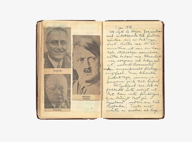 린드그렌의 1942년 1월 1일 일기. 그는 “올해가 끝나면 상황은 어떻게 될까? 그때까지도 인류가 갈구하는 평화를 기대할 수 없을까?”라고 썼다. 왼쪽 페이지에 루스벨트, 히틀러, 처칠(왼쪽 위부터 시계방향) 사진을 오려 붙였다. /시공사
