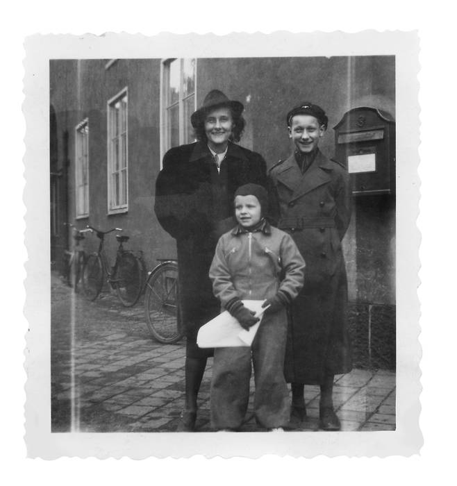 아스트리드 린드그렌과 두 자녀, 카린과 라르스. 불카누스가탄의 아파트 앞에서, 1940년. /시공사