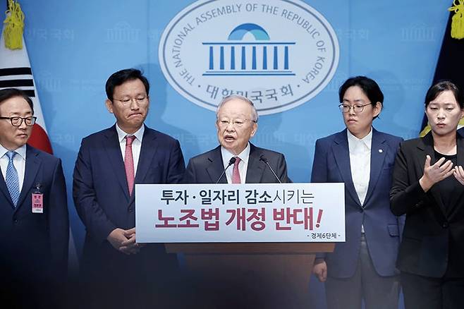 지난 8월 18일 서울 여의도 국회 소통관에서 손경식 한국경영자총협회 회장(가운데)이  노동조합법 개정안(노란봉투법) 수정 촉구 기자회견을 하고 있다. /뉴시스