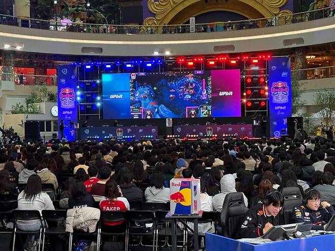 업비트·레드불 'PC방 테이크오버' 현장. 팬들이 대형 전광판으로 스트리머 매치를 지켜보고 있다. ⓒ데일리안 황지현 기자