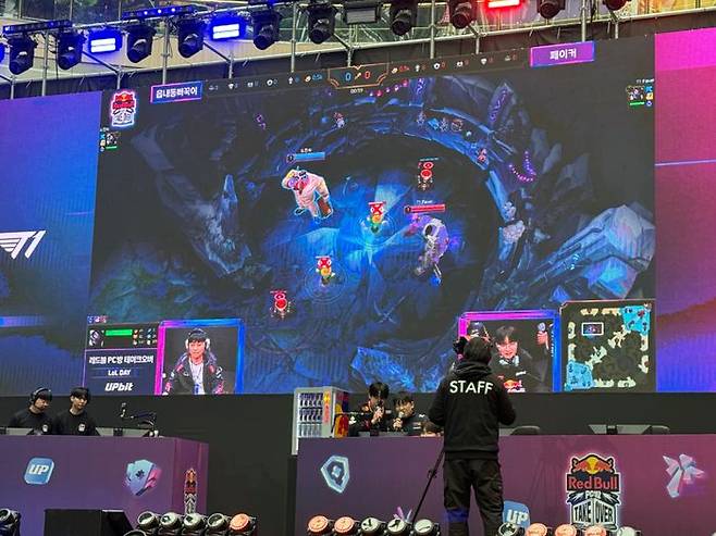 업비트·레드불 'PC방 테이크오버' 메인 이벤트인 '문도피구' 1대1 대결이 대형 전광판을 통해 중계되고 있다. ⓒ데일리안 황지현 기자