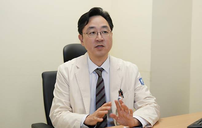 배웅진 서울 성모병원 비뇨의학과 교수는 “남성 갱년기는 여성에 비해 증세가 뚜렷하지 않아 상대적으로 덜 알려졌다”며 “남성 갱년기를 ‘질병’으로 보는 인식의 전환이 필요하다”고 했다. 서울 성모병원 제공