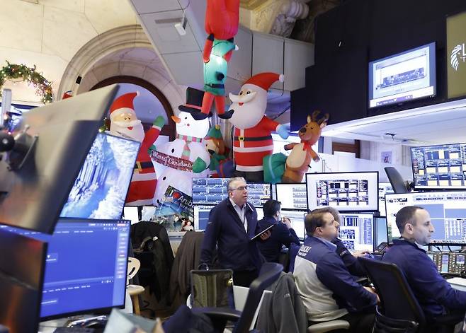 뉴욕 증시가 '산타랠리' 기간 이틀째인 26일(현지시간) 거래가 한산한 가운데 숨 고르기에 들어가 일제히 약보합 마감했다. UPI 연합