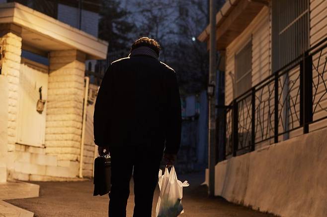 집 한 채 장만하면 노후는 든든할 것 같았으나, 막상 팔기 전까지는 한 푼도 꺼내 쓸 수가 없다. 부모 봉양과 자식 부양의 짐을 놓지 못한 채, 은퇴를 앞둔 50대들에게 현금 흐름은 삶의 질을 결정 짓는 중요한 자산이다. 전문가들은 자산의 체질을 바꿔 노후를 대비하라고 조언한다. /게티이미지뱅크