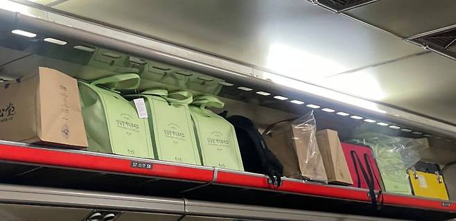 23일 저녁 서울행 기차 화물칸에 줄지어 올려진 성심당 보냉백과 쇼핑백. /사진=서윤경 기자