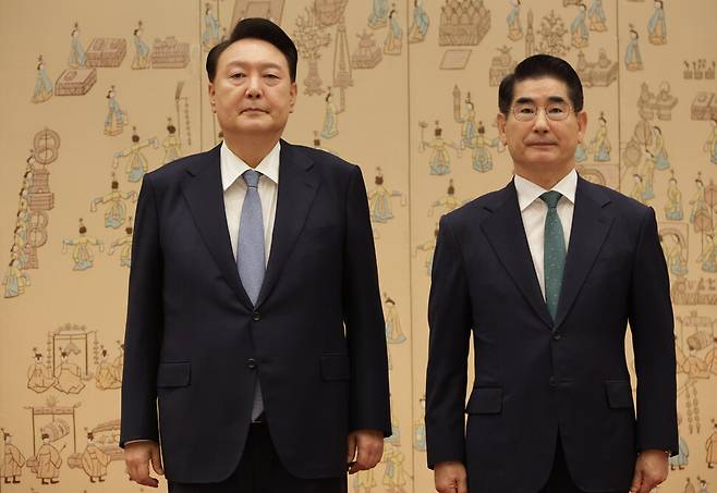 윤석열(왼쪽)이 2024년 9월6일 서울 용산구 대통령실 청사에서 당시 신임 국방부 장관 김용현과 기념사진을 찍고 있다. 대통령실사진기자단