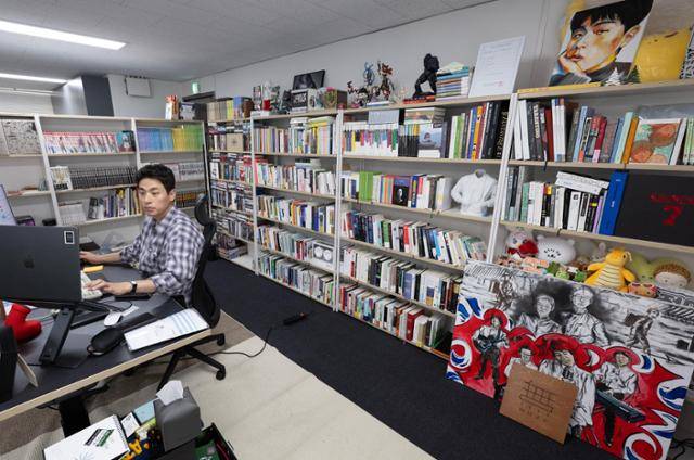 박정민이 서울 마포구 출판사 무제에서 업무를 보고 있다. 한국일보 자료 사진