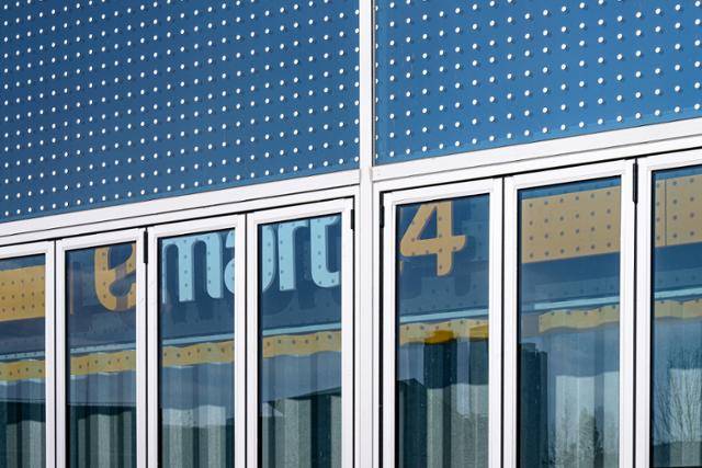 지난 19일 광주 북구 국립광주과학관 외벽 유리창 모습. 상단 일부에만 조류 충돌 방지 필름이 시공돼 있고, 하단부는 비어 있다. 전체를 덮지 않는 부분 시공은 사실상 충돌 방지 효과를 기대하기 어렵다. 광주=하상윤 기자