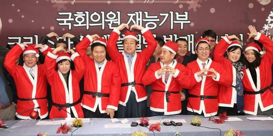 2014년 12월 22일 김무성 당시 새누리당 대표 등 여야 의원 10명이 국회 귀빈식당에서 재능기부로 크리스마스 캐럴 발매 기념식에 참석해 함께 캐럴을 부르고 있다. 중앙포토