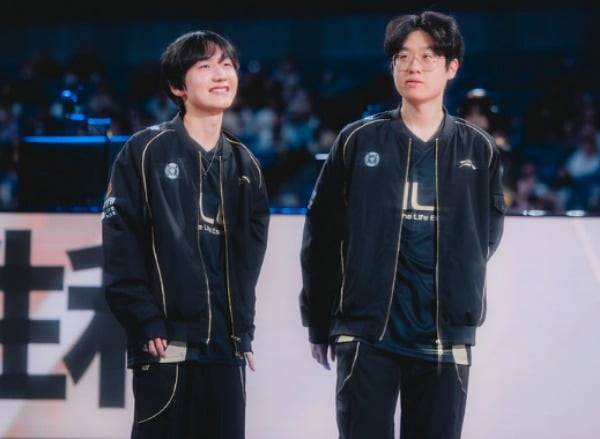 2025 월즈 8강에서 젠지 e스포츠에게 패한 후 팬들에게 인사를 전하는 '피넛' 한왕호(왼쪽)와 '제우스' 최우제 /라이엇게임즈 제공