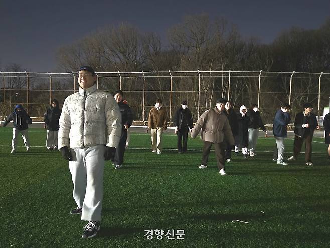 크리스마스인 지난 25일 서울 종로구 성균관대학교에서 청년들이 ‘무궁화 꽃이 피었습니다’를 하고 있다. 우혜림 기자